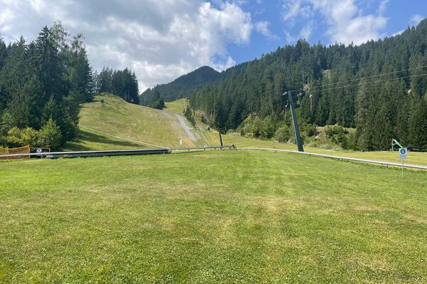 Blick auf die Piste im Sommer